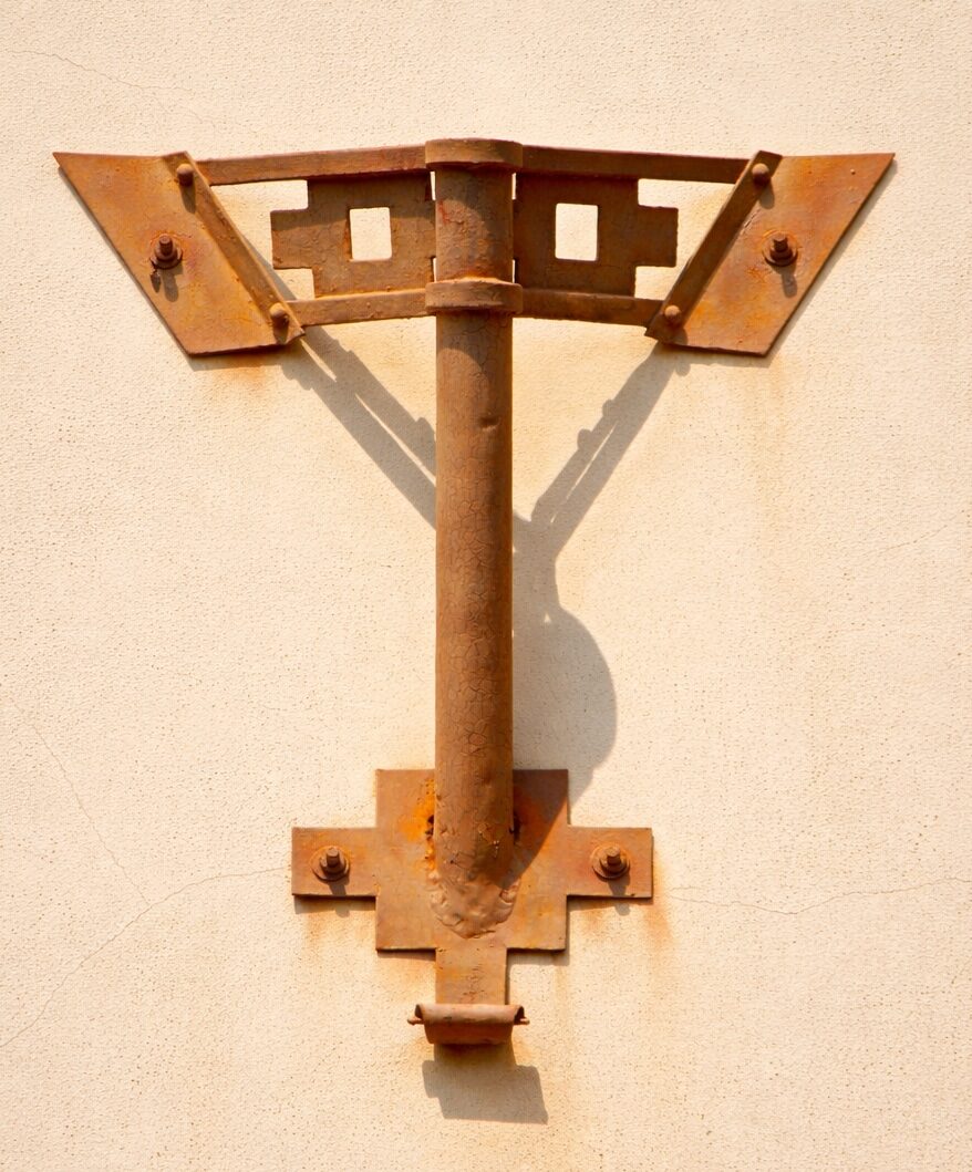 2026. Metalholder rusten på væg (1) Jeg hjælper med sexrådgivning inden for blandt andet BDSM og kink
